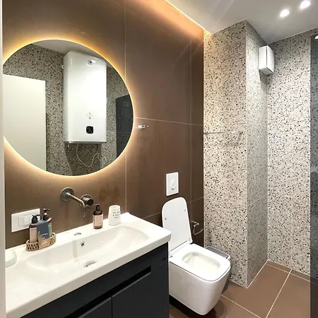 New Bazaar アパート ティラナ